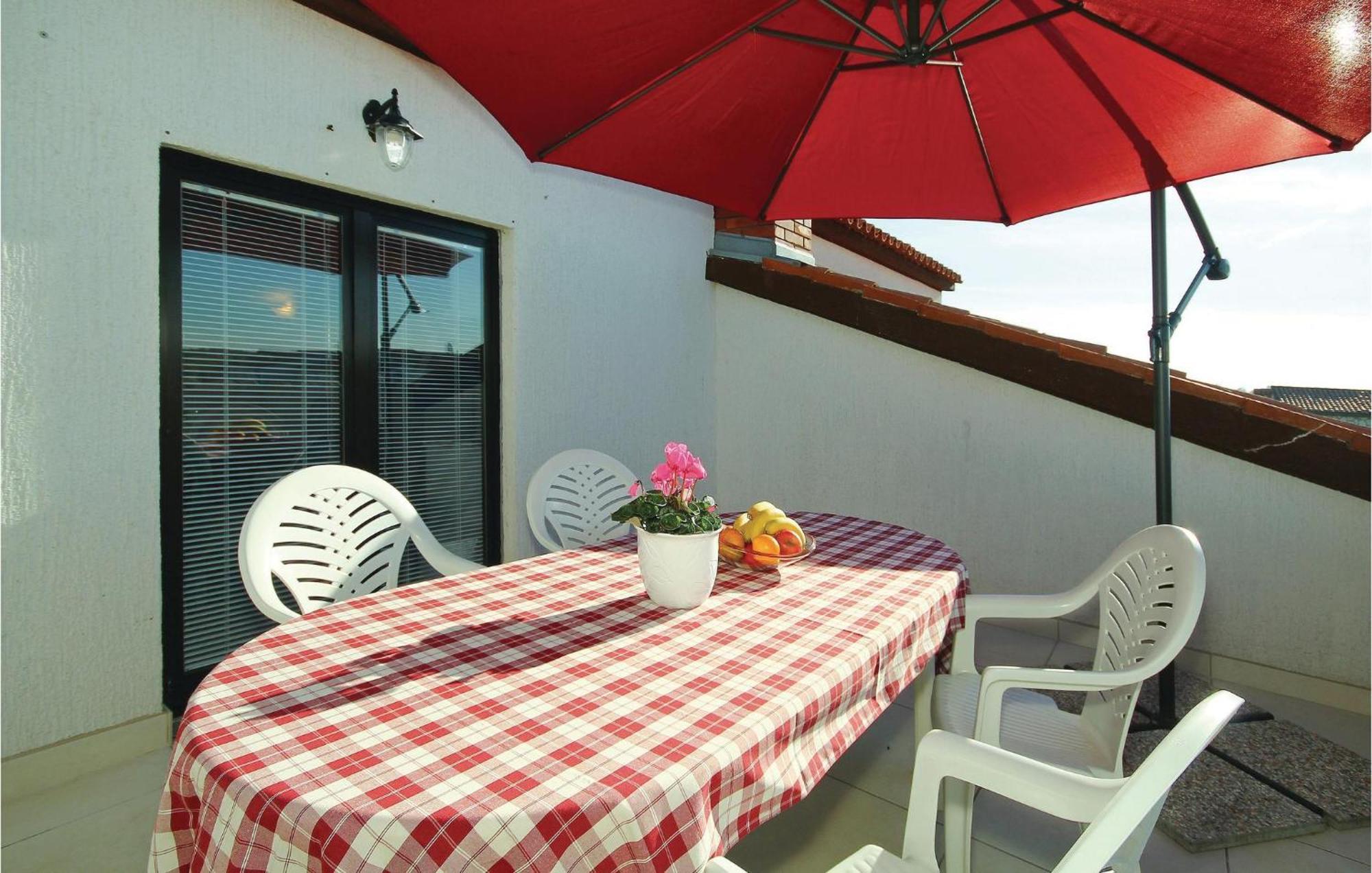 3 Bedroom Gorgeous Apartment In Porec Exterior photo